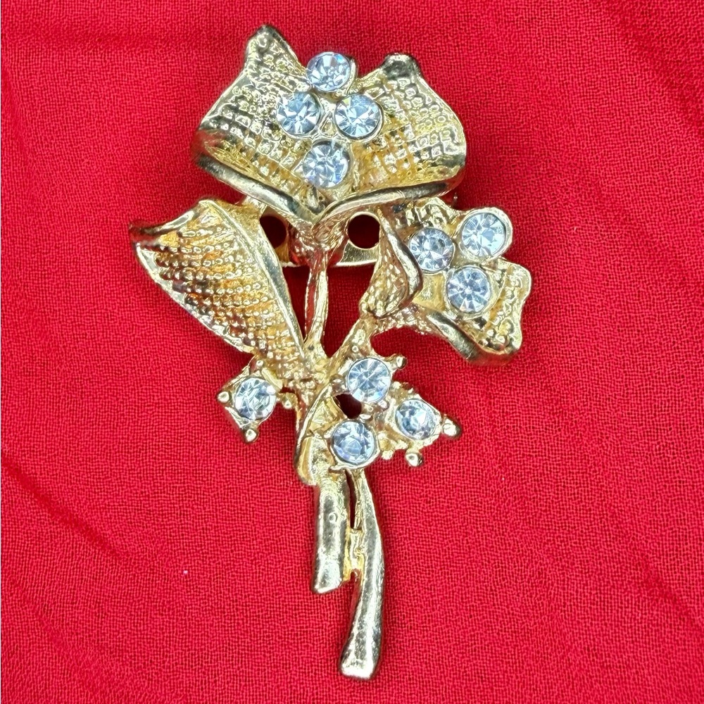Vintage 1970s gold tone Floral Brooch with rhinestones